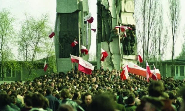Władza nie mogła zburzyć raz ustawionych krzyży. W stanie wojennym podczas państwowych świąt bezpieczeństwa pilnowała - często nieskutecznie - milicja. Na zdjęciu manifestacja 1 maja 1982 r.