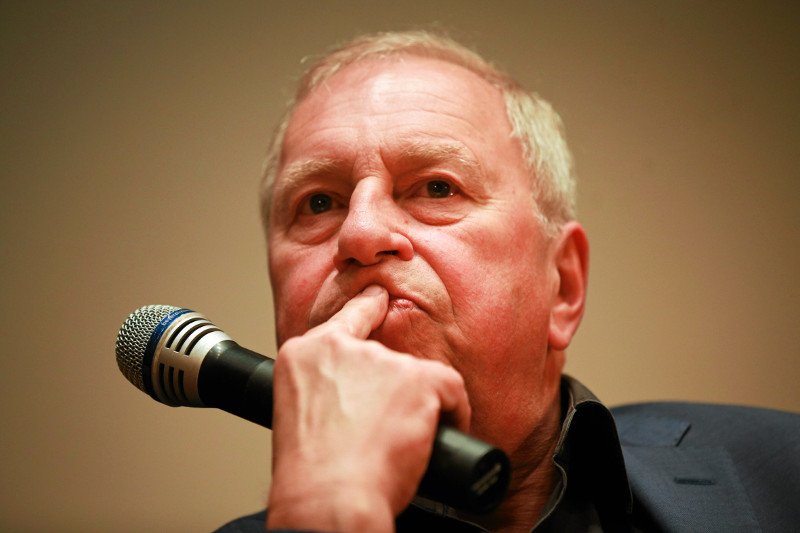 - Ustrój w Polsce jest przejściowy do policyjnego – przestrzegał Jerzy Stuhr we wczorajszych "Fakatch po Fakatch" w TVN24.