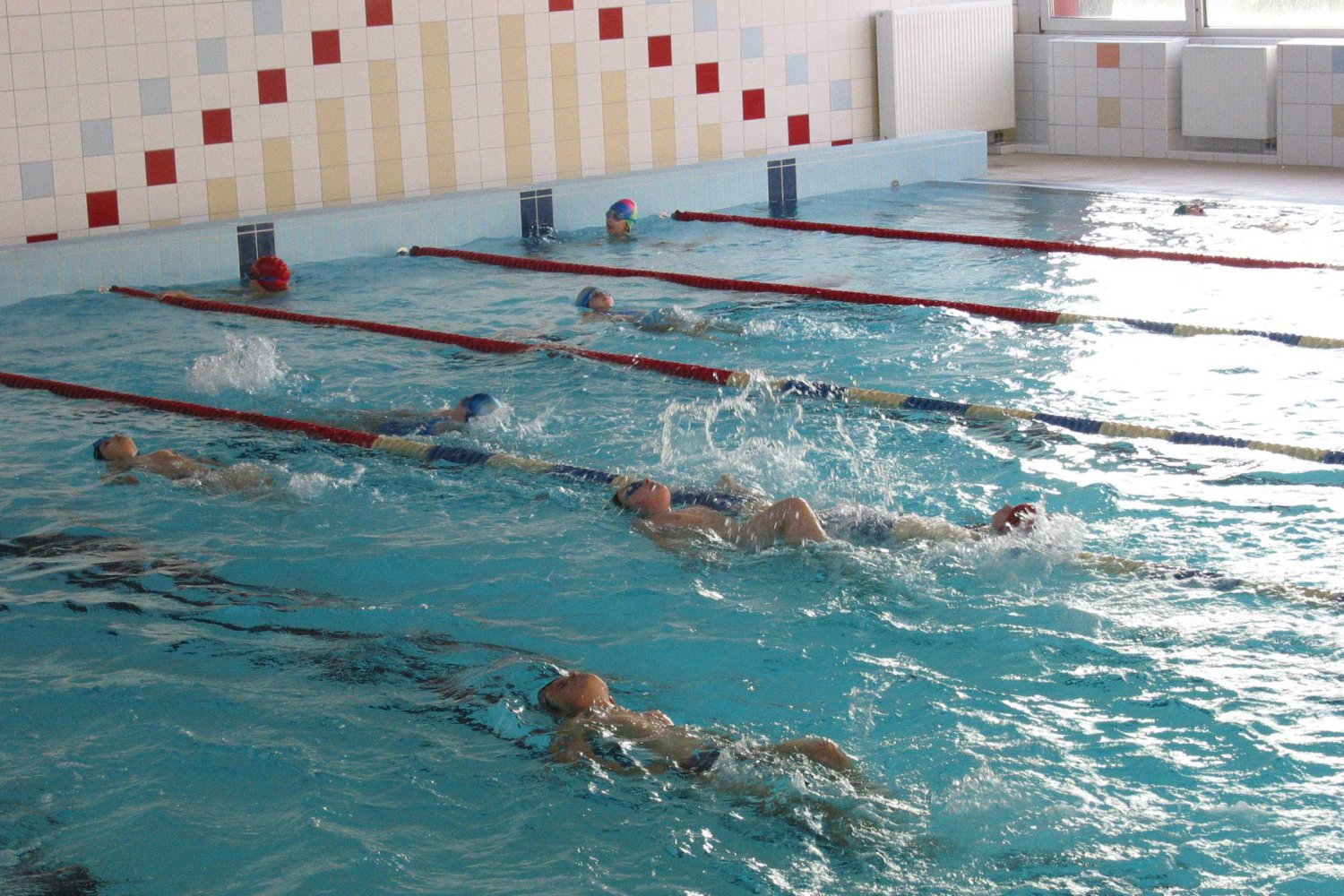 Rewolucja na basenach. Musisz umyć całe ciało pod prysznicem – zaleca Główny Inspektorat Sanitarny