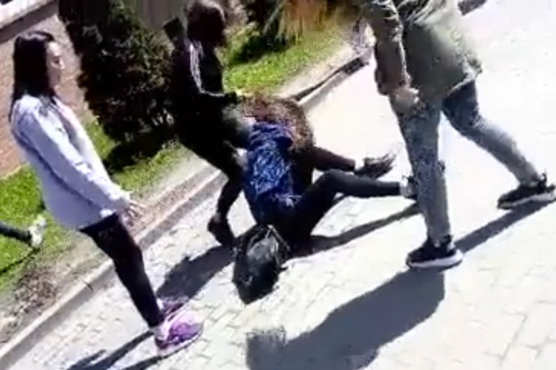 Dziewczynka została brutalnie pobita przed szkołą.