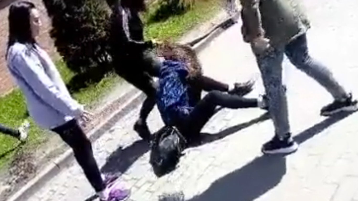 Dziewczynka została brutalnie pobita przed szkołą.