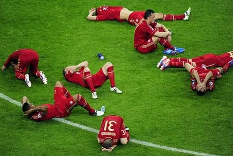 Rozpaczający po meczu piłkarze Bayernu. Los im pomagał, ale wszystko na nic.