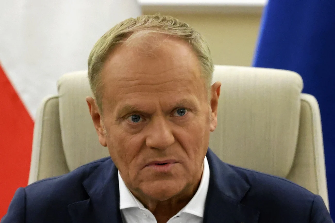 Skandal na miesięcznicy smoleńskiej. Tusk odpowiada Kaczyńskiemu Skandal na miesięcznicy smoleńskiej. Tusk odpowiada Kaczyńskiemu