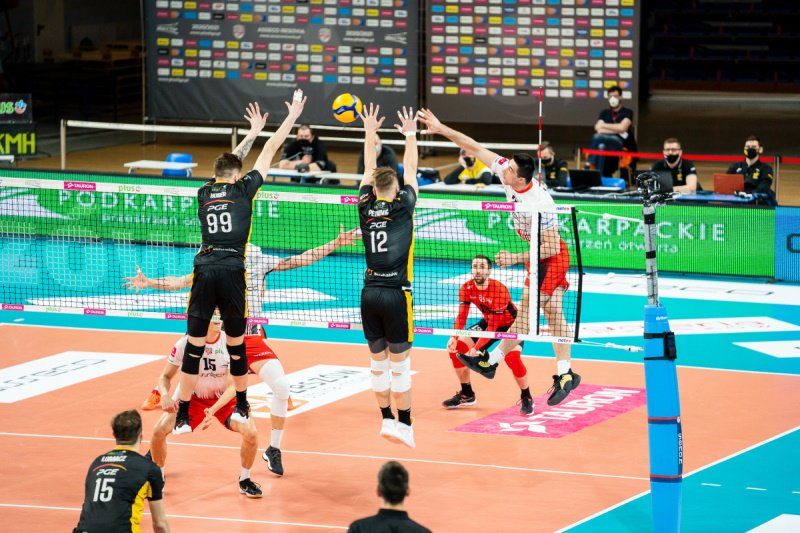 PGE Skra Bełchatów odprawiła w ćwierćfinale Asseco Resovię Rzeszów.