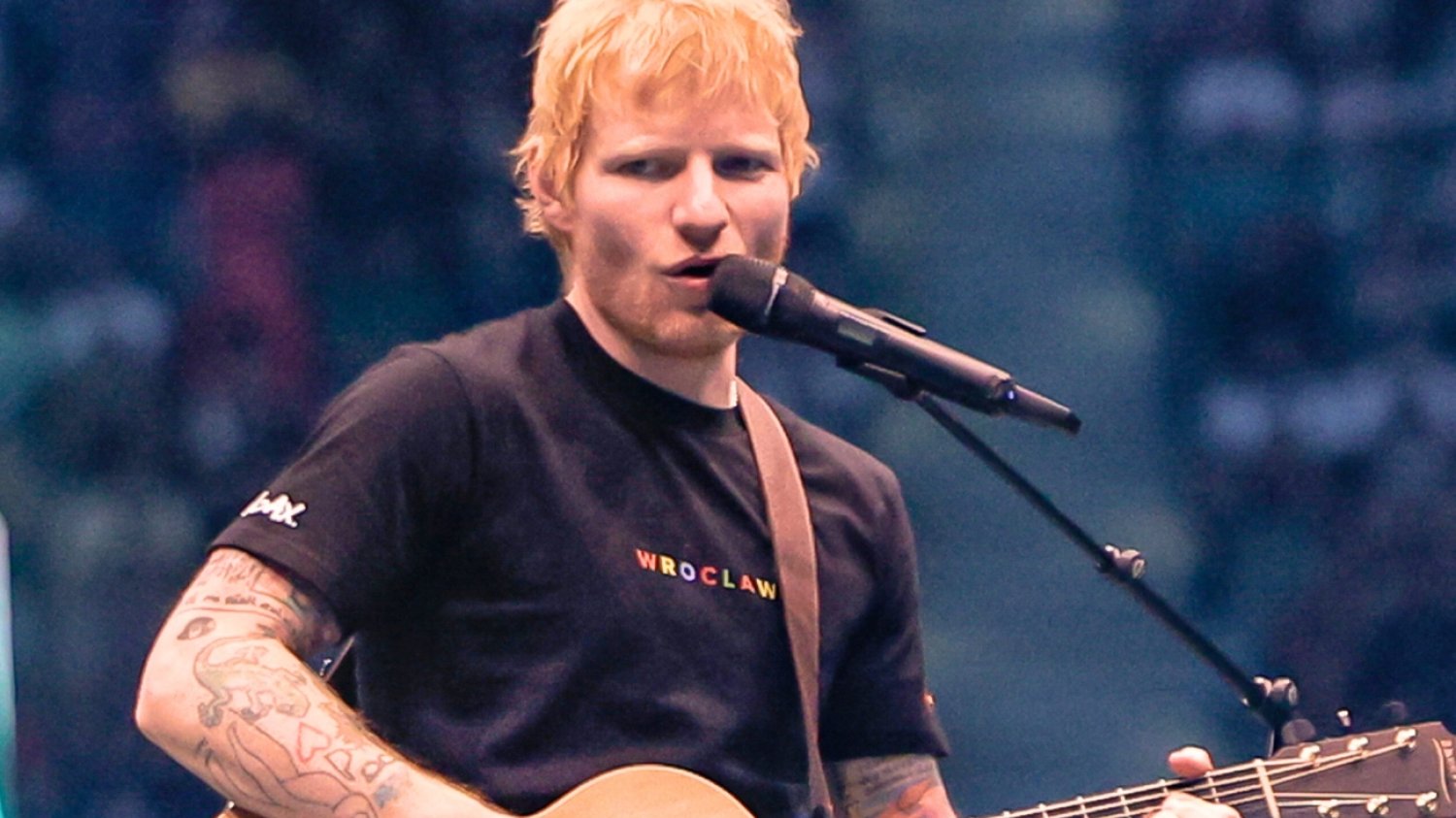 Ed Sheeran zagrał koncert we Wrocławiu. Ta koszulka wystarczyła, by Polacy poczuli się docenieni Ed Sheeran zagrał we Wrocławiu. Założył T-shirt klubu piłkarskiego z Polski