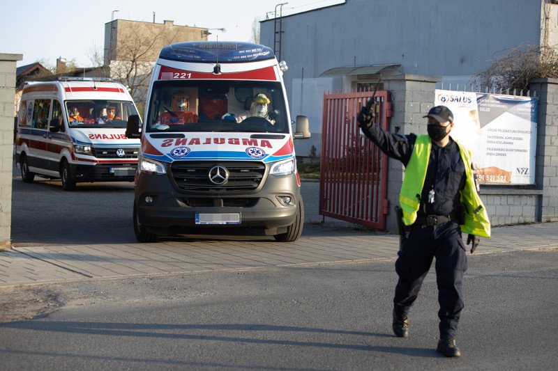 Koronawirus na pogotowiu w Warszawie. Wielu ratowników na kwarantannie.