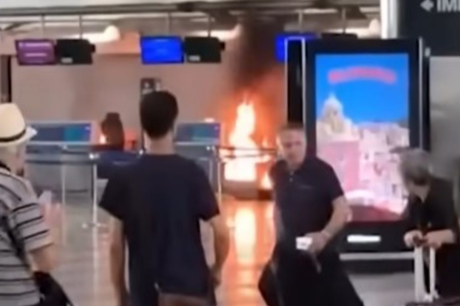 Chaos na popularnym włoskim lotnisku. Pasażer wzniecił tam pożar