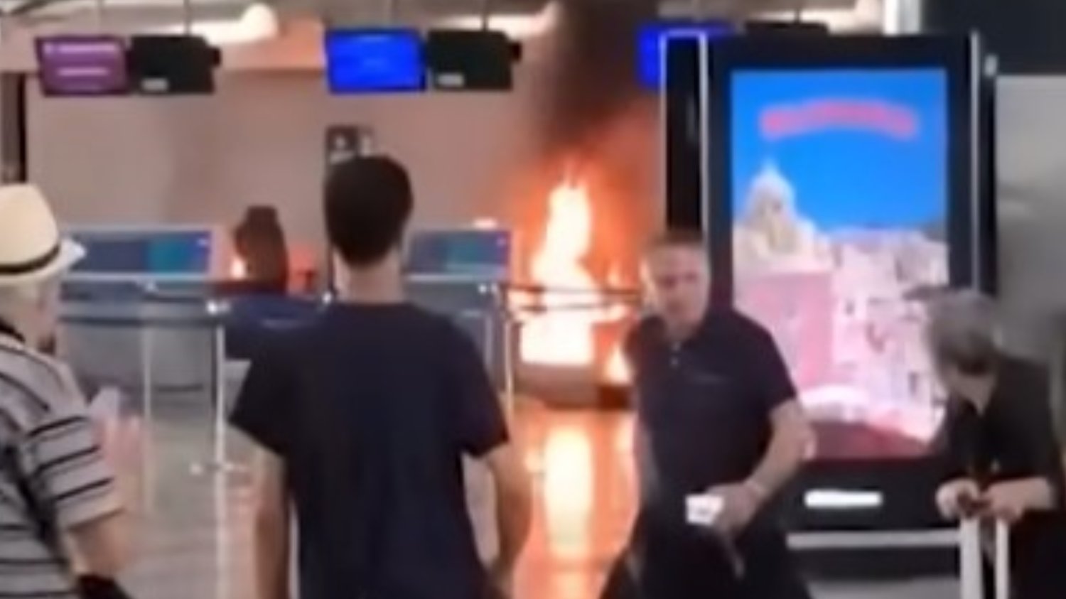 Chaos na popularnym włoskim lotnisku. Pasażer wzniecił tam pożar