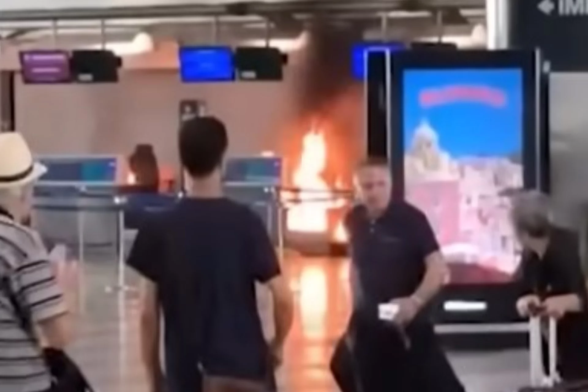 Chaos na popularnym włoskim lotnisku. Pasażer wzniecił tam pożar