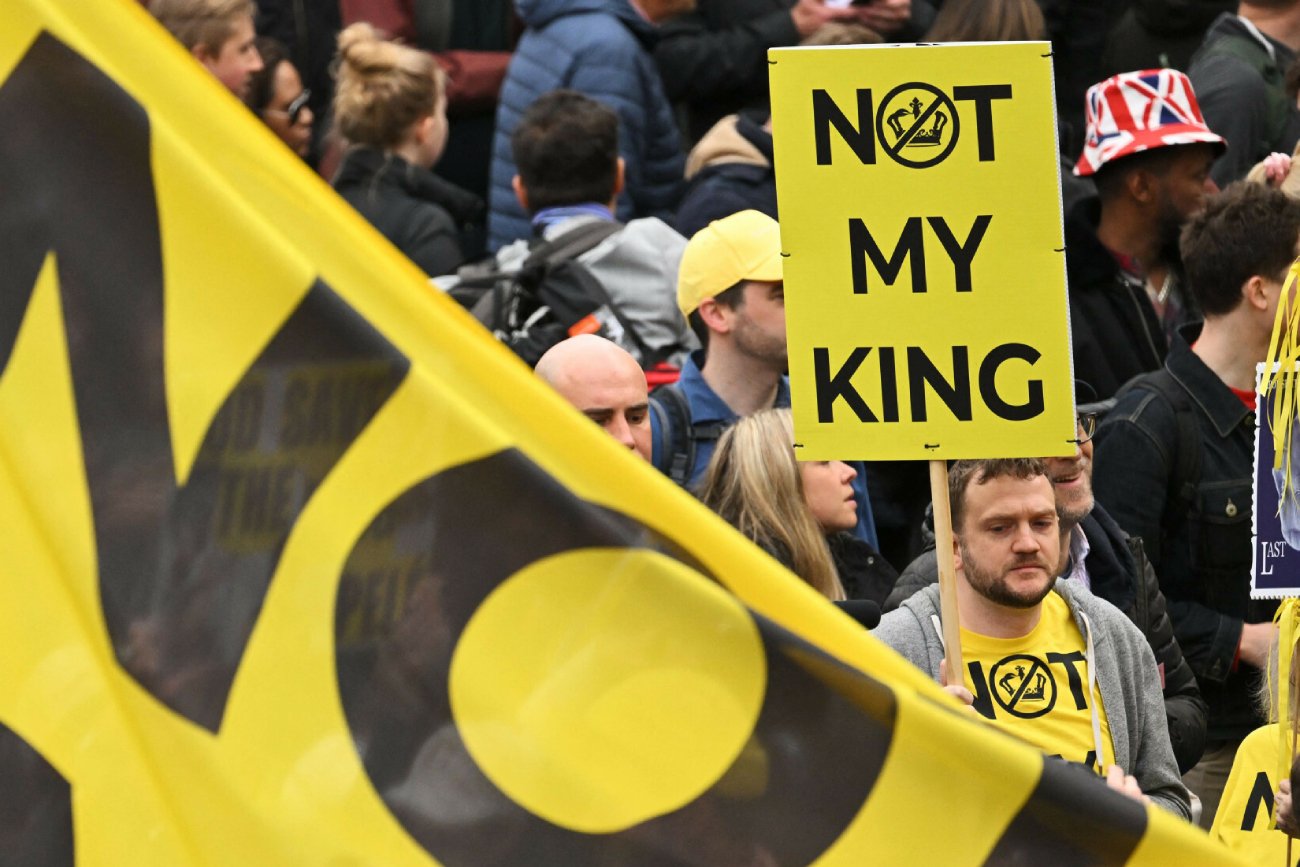 Koronacja Karola III. Przeciwnicy monarchii w koszulkach "NotMyKing"