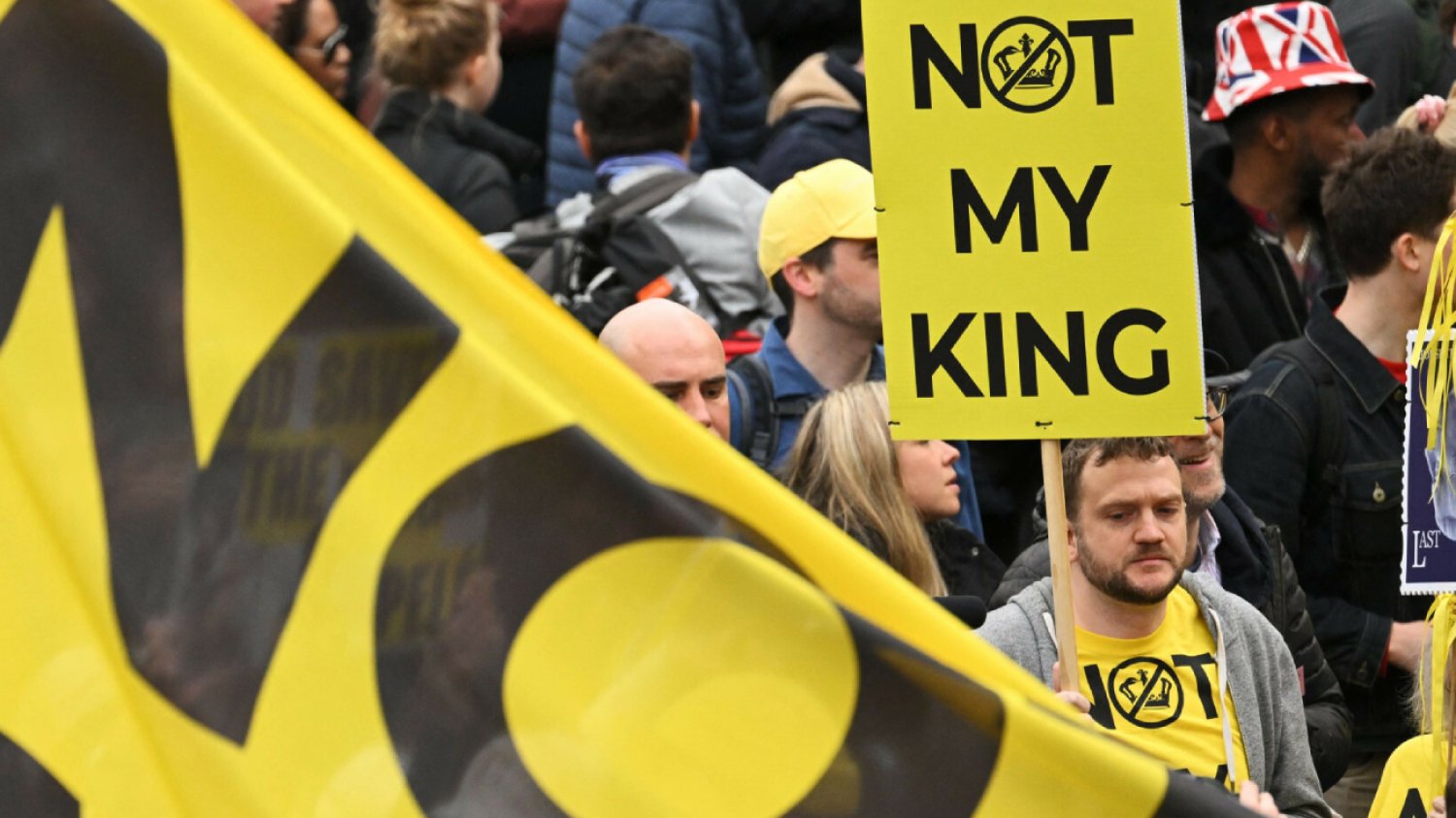 Koronacja Karola III. Przeciwnicy monarchii w koszulkach "NotMyKing"