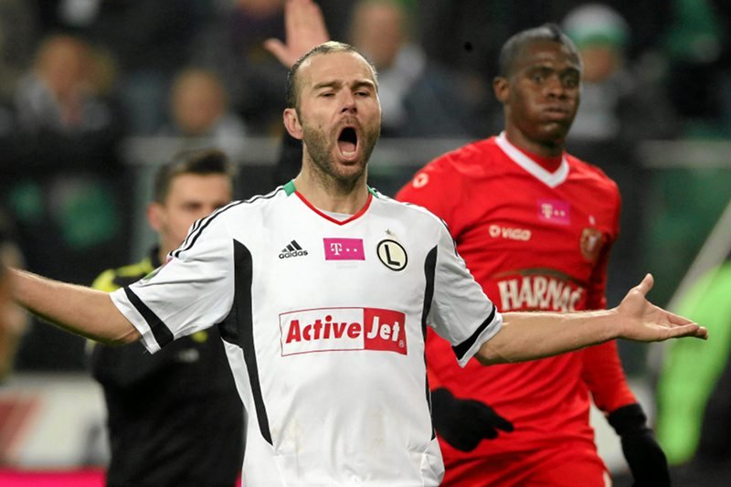 Danijel Ljuboja krzyczy, wymachuje rękoma i prowadzi Legię do mistrzostwa