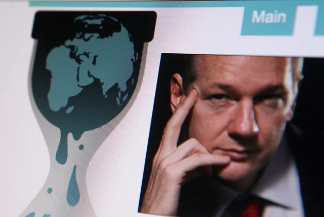 Jullian Assange publikuje na łamach Wikileaks dokumenty CIA.