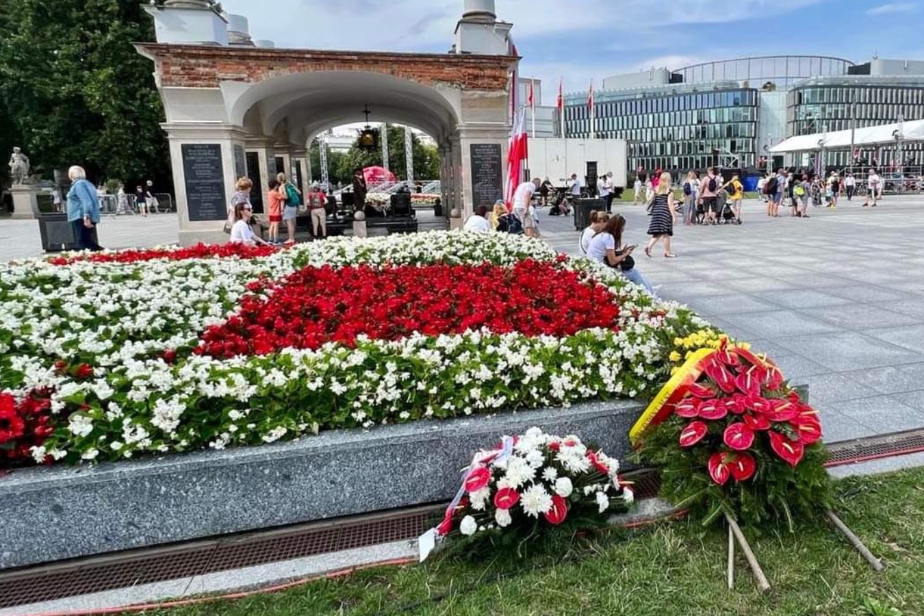 Kwiaty KO zostały usunięte sprzed Grobu Nieznanego Żołnierza.