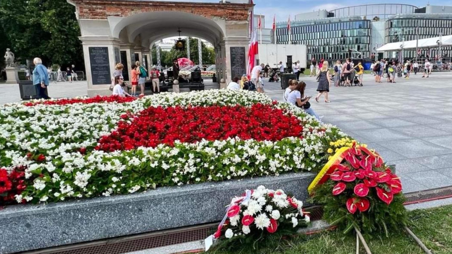 Kwiaty KO zostały usunięte sprzed Grobu Nieznanego Żołnierza.