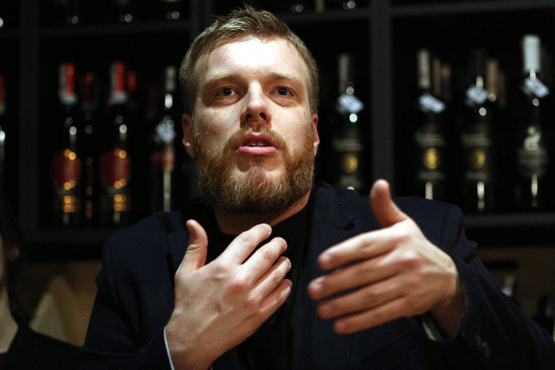 Adrian Zandberg (Partia Razem) skrytykował szefa RDC, który najpierw zwolnił dziennikarza za puszczenie niewłaściwej piosenki, a teraz sam z aprobatą udostępnia komunikat kibiców o wieszaniu opozycji.