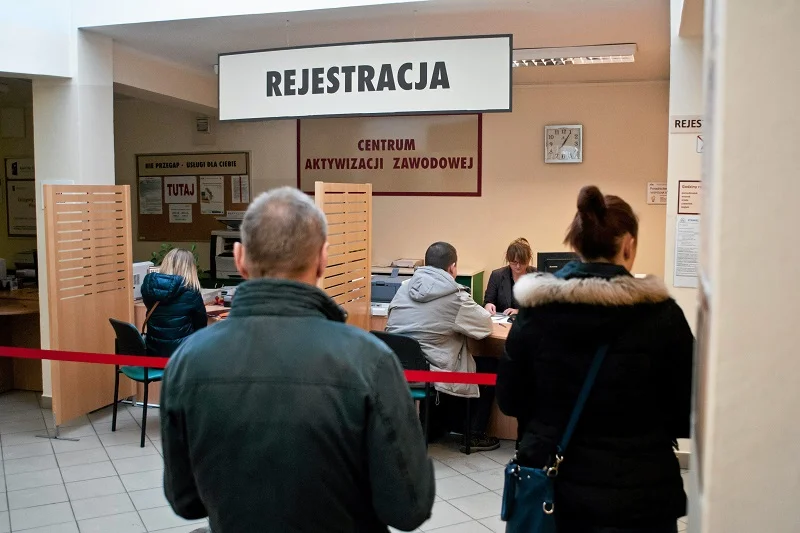 Znaczna część Polaków boi się utraty pracy przez kryzys gospodarczy.