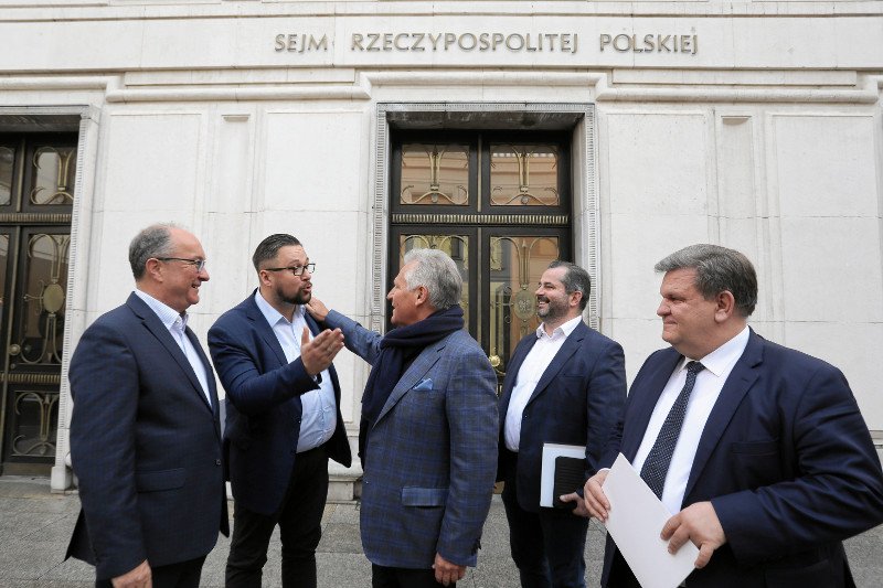 Poseł Marcin Kulasek (tu w rozmowie z Aleksandrem Kwaśniewskim) ma problem, aby utrzymać się za 9 tys. zł.