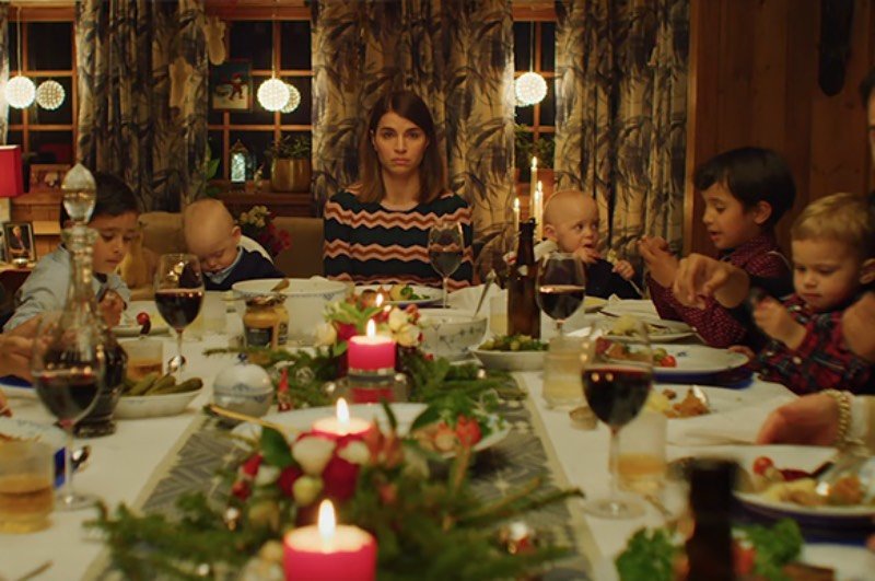 Drugi sezon norweskiego serialu "Facet na święta" wychodzi 18 grudnia. Co obejrzeć na Netflixie w święta? 6 filmów nieanglojęzycznych.