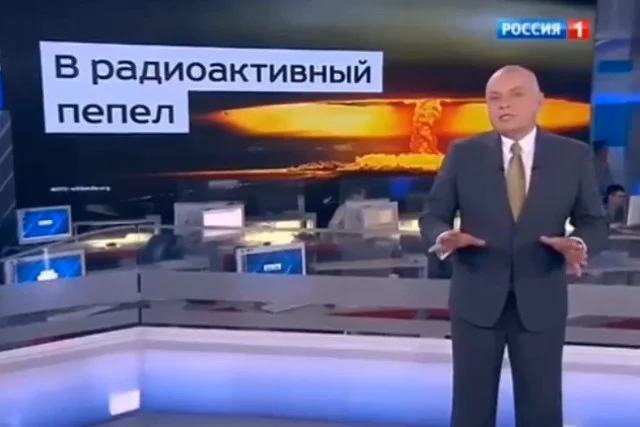 Dmitrij Kisielow mówił o obróceniu Stanów Zjednoczonych w "radioaktywny popiół", mając za plecami zdjęcie grzyba atomowego