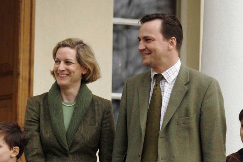 Radosław Sikorski i jego żona Anne Applbaum poszli na internetową wojnę z prawicowymi publicystami.