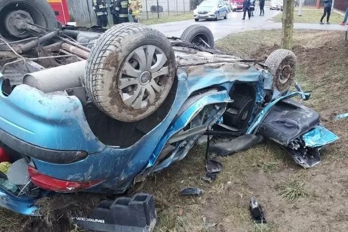 4-latek wypadł z auta na drodze do Gosławic w województwie małopolskim. Matka została zakleszczona w aucie.