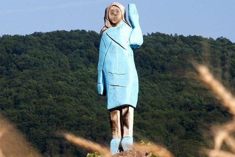 W Słowenii stanął bardzo osobliwy pomnik Melanii Trump.