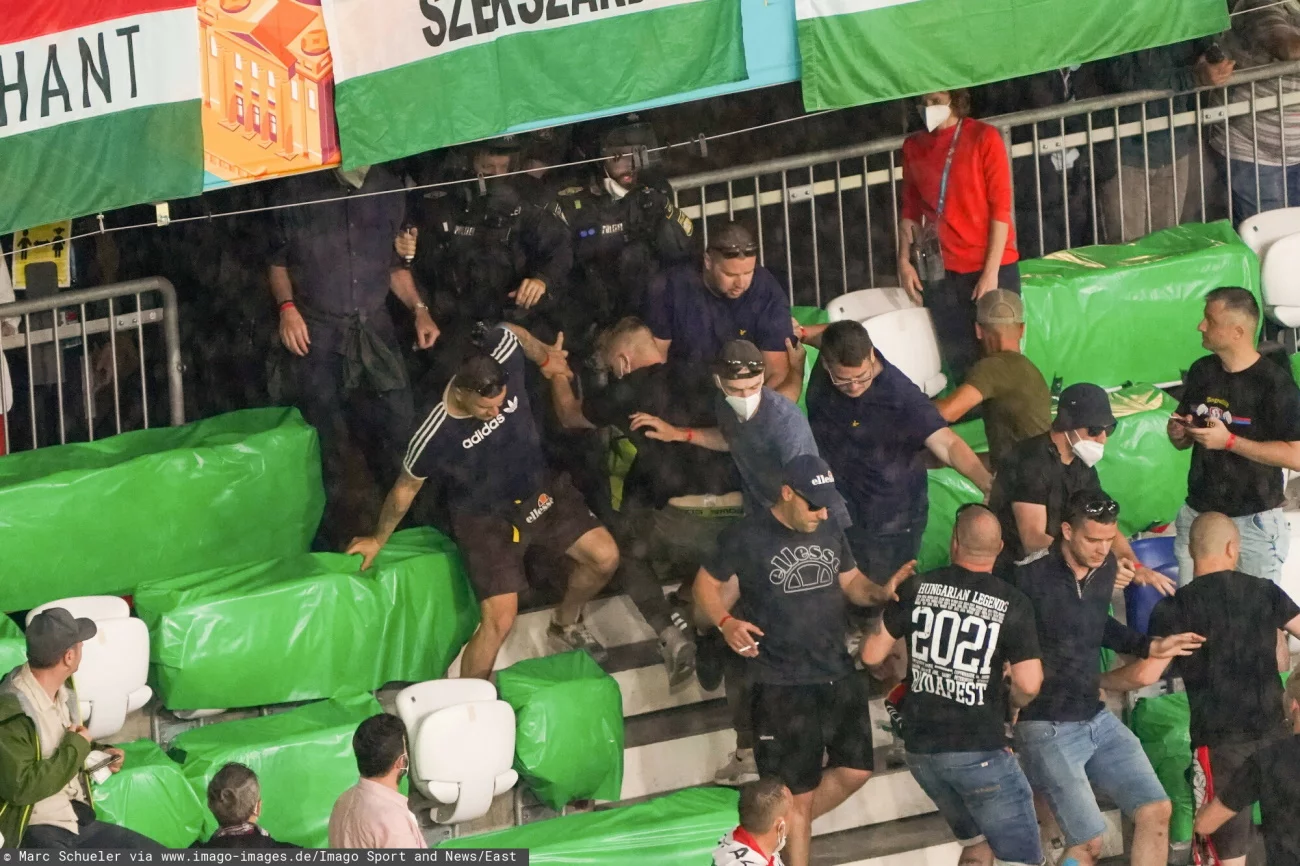 Niemiecka policja spycha z trybun węgierskich ultrasów, którzy złamali przepisy pandemiczne