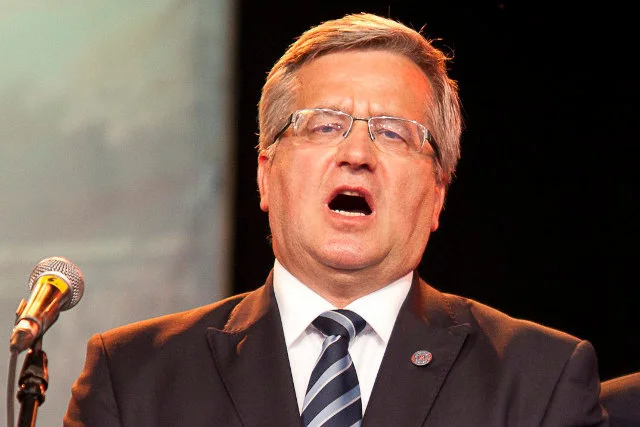 Prezydent Bronisław Komorowski polecił krzyczącym osobom lewatywę, która "dobrze robi na głowę"