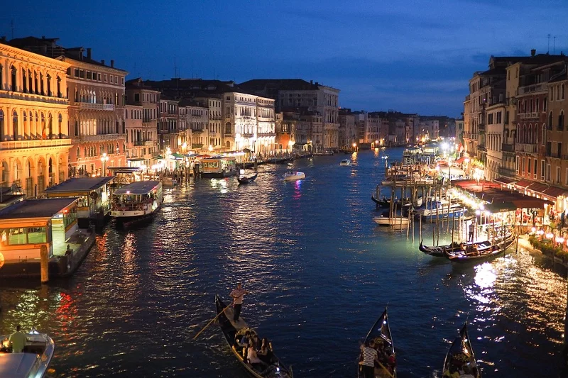 Słynny Canal Grande, czyli największa arteria komunikacyjna w Wenecji, którą pokonuje się z pokładu gondoli lub jednego z  vaporetti (tramwajów wodnych)