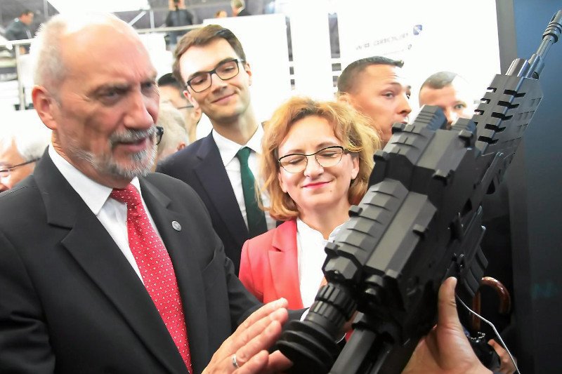Szef MON zdradza, jak Polska odpowie na rosyjską agresję. Przynajmniej tak twierdzi tygodnik "Sieci". Na zdjęciu: Antoni Macierewicz podczas Międzynarodowego Salonu Przemysłu Obronnego w Kielcach.