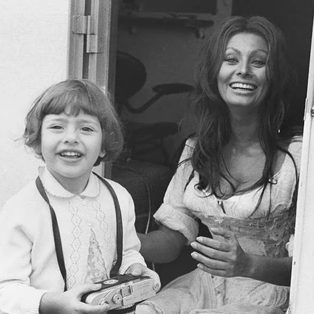 Kilkuletnia Alessandra Mussolini na planie filmowym z Sofią Loren