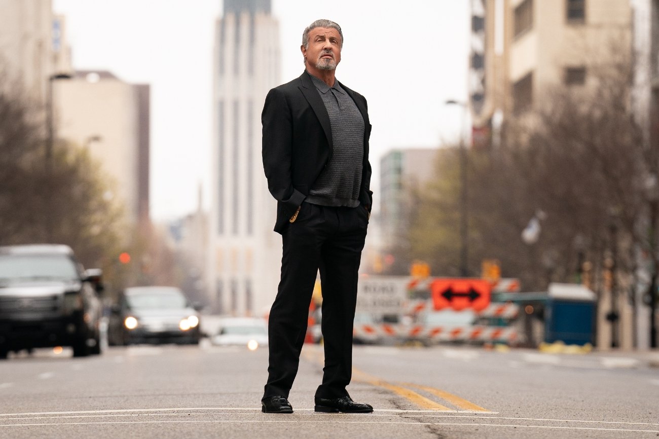 "Tulsa King" to dostępny na platformie SkyShowtime serial z gatunku "dramat kryminalny", w którym główną rolę gra Sylvester Stallone. Światowej sławy gwiazdor kina akcji wciela się w nowojorskiego gangstera Dwighta "Generała" Manfredi.