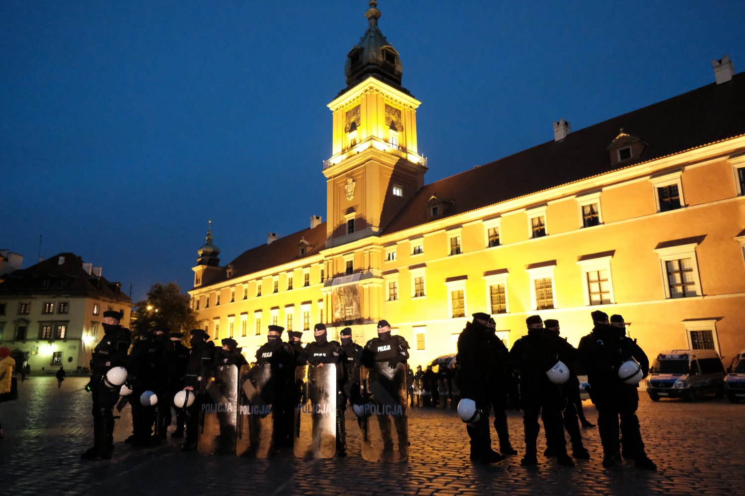 Protestujący zgromadzili się na Placu Zamkowym w ramach Strajku Kobiet "Na Warszawę". Doszło tam do ataku kontrmanifestantów, ale sytuację opanowała policja.