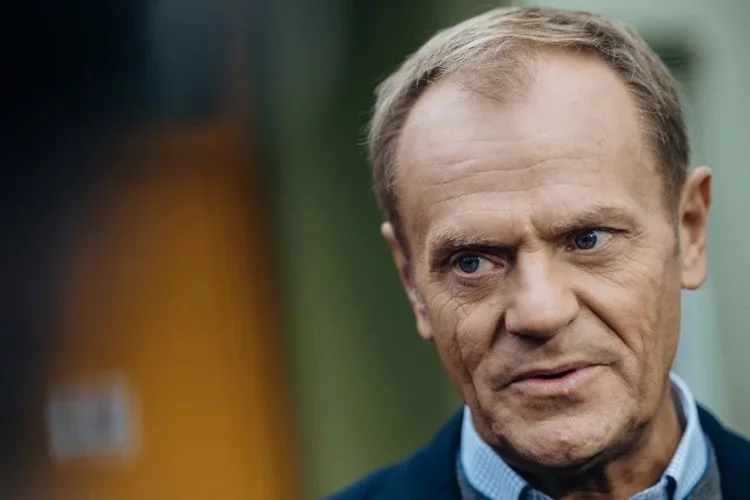 Donald Tusk ostro skrytykował Lewicę za porozumienie z PiS dotyczące unijnego Funduszu Odbudowy.