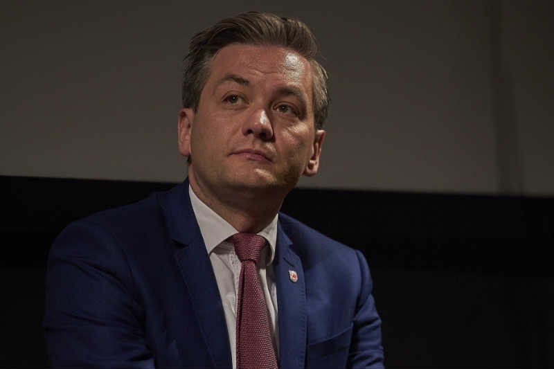 Robert Biedroń krytykuje polityków za straszenie uchodźcami.