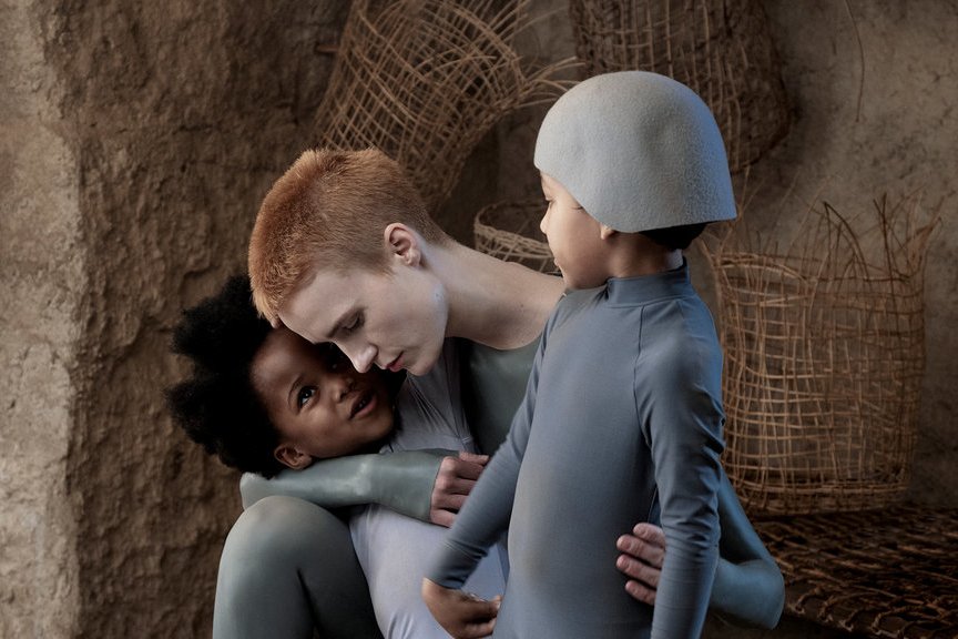 Serial sci-fi wyprodukowany przez Ridleya Scotta "Wychowane przez wilki" opowiada o dwóch androidach, których zadaniem jest wychowywanie ludzkich dzieci na tajemniczej, dziewiczej planecie