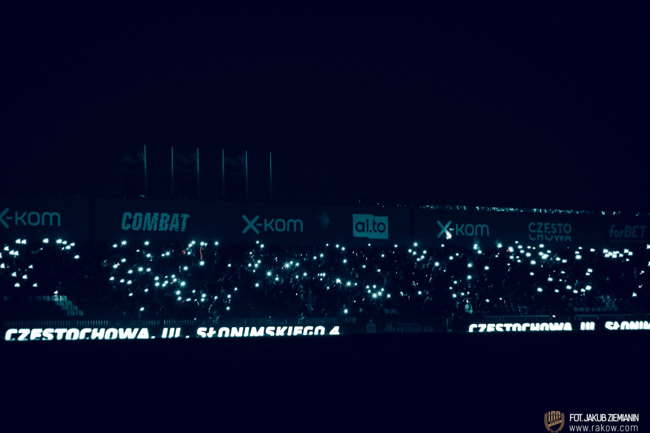 Sytuacja na stadionie Rakowa Częstochowa podczas sobotniego meczu PKO Ekstraklasy była dość nietypowa.