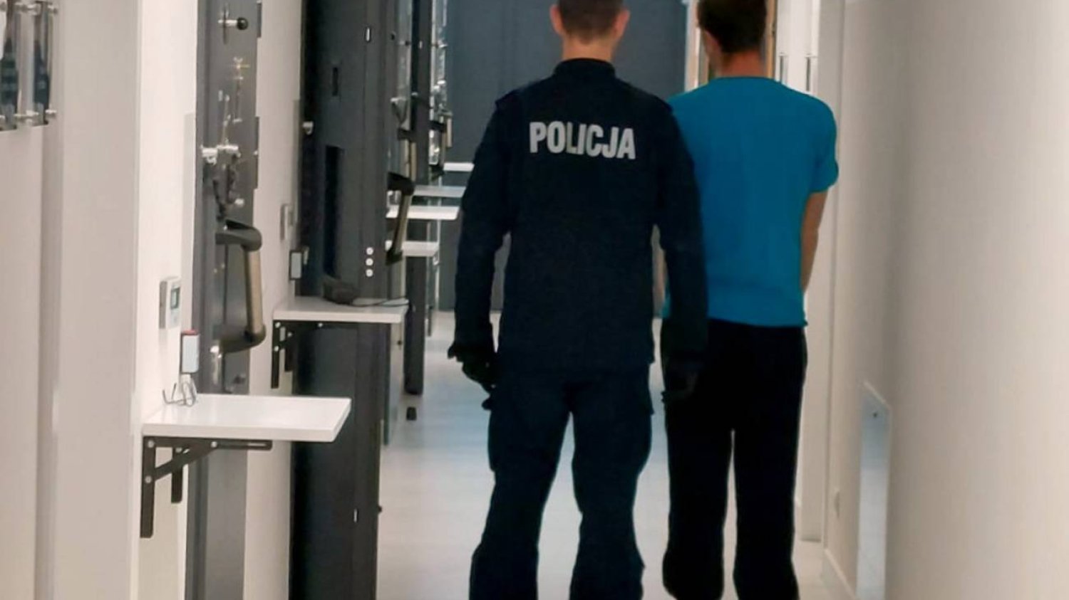 Mińsk Mazowiecki – 7-latek na ulicy wołał o pomoc. Policjant pomógł