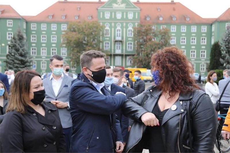 Rafał Trzaskowski witany w Szczecinie.