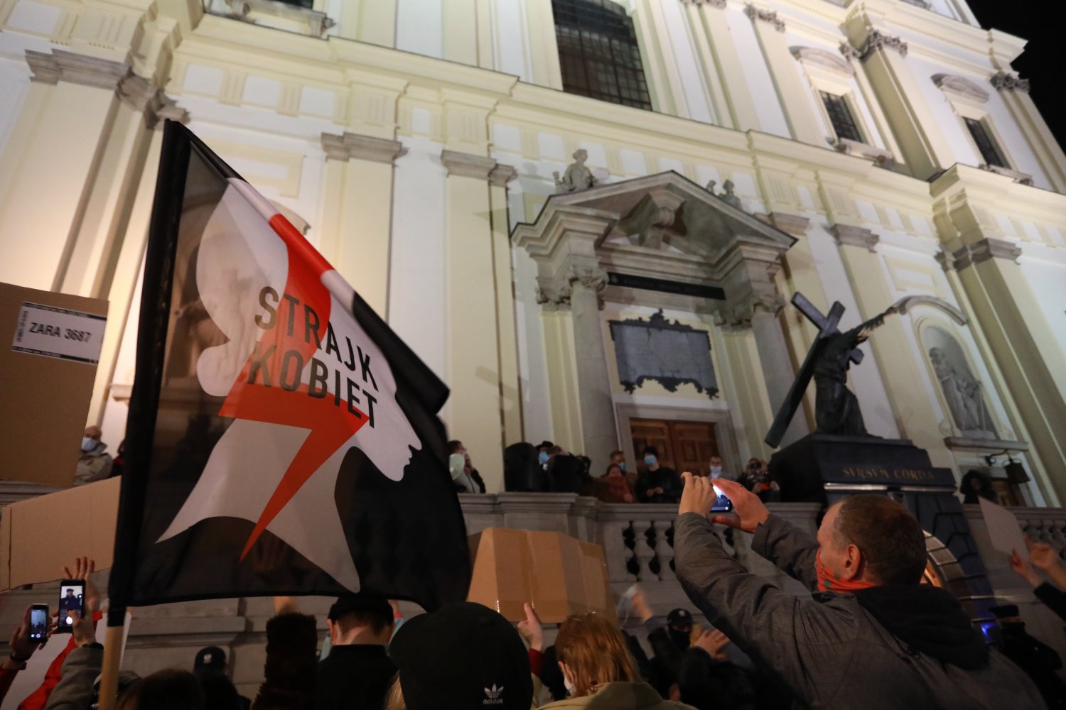 Prokurator generalny i minister sprawiedliwości Zbigniew Ziobro reaguje na protesty Polek w kościołach. Prokurator generalny i minister sprawiedliwości Zbigniew Ziobro reaguje na protesty Polek w kościołach.
