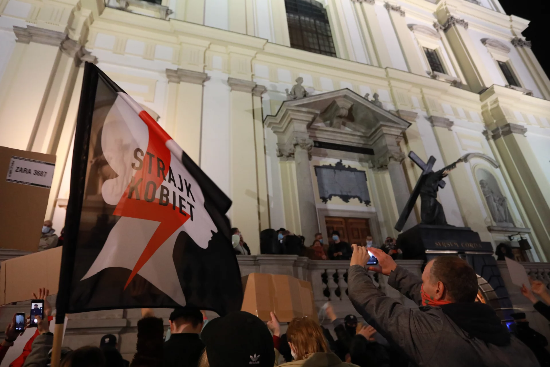Prokurator generalny i minister sprawiedliwości Zbigniew Ziobro reaguje na protesty Polek w kościołach. Prokurator generalny i minister sprawiedliwości Zbigniew Ziobro reaguje na protesty Polek w kościołach.