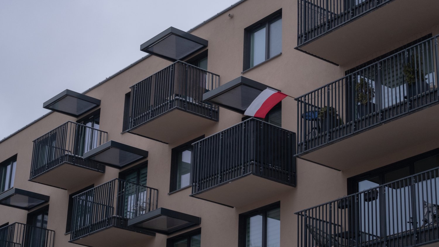 Antracytowy balkon i okna. Jakie mają zalety i wady? Nowoczesne, antracytowe balkony i okna na polskim osiedlu. Ładnie wygląda, ale ma swoje wady