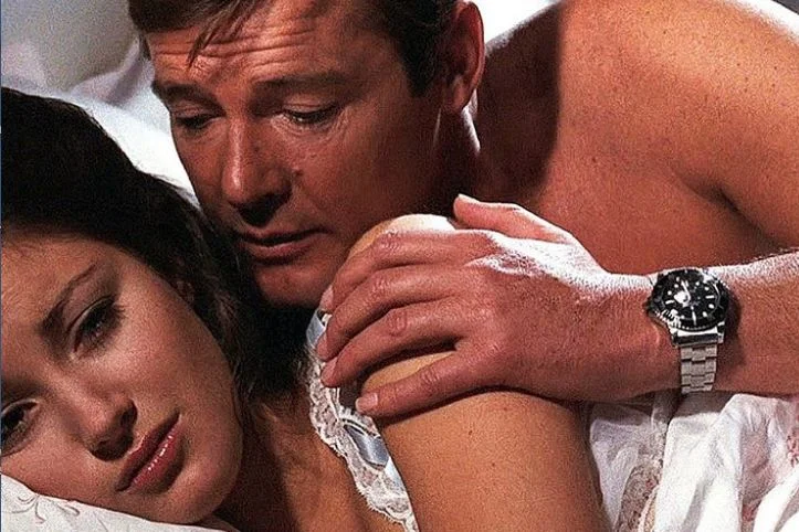 Nieśmiertelny Rolex Submariner na ręku Jamesa Bonda, w tym przypadku granego przez Rogera Moore'a