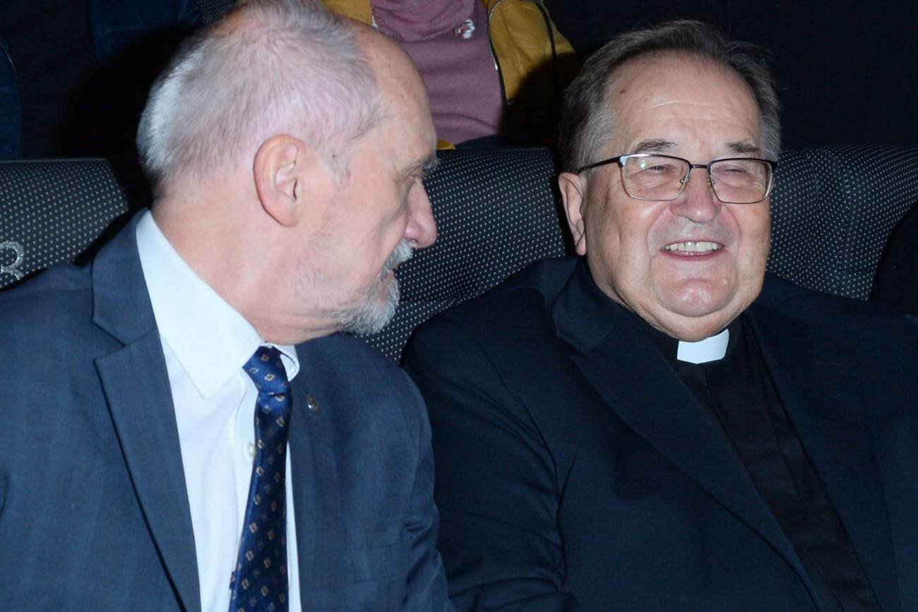 Ojciec Rydzyk śpiewa na widok Macierewicza. Rocznica Radia Maryja