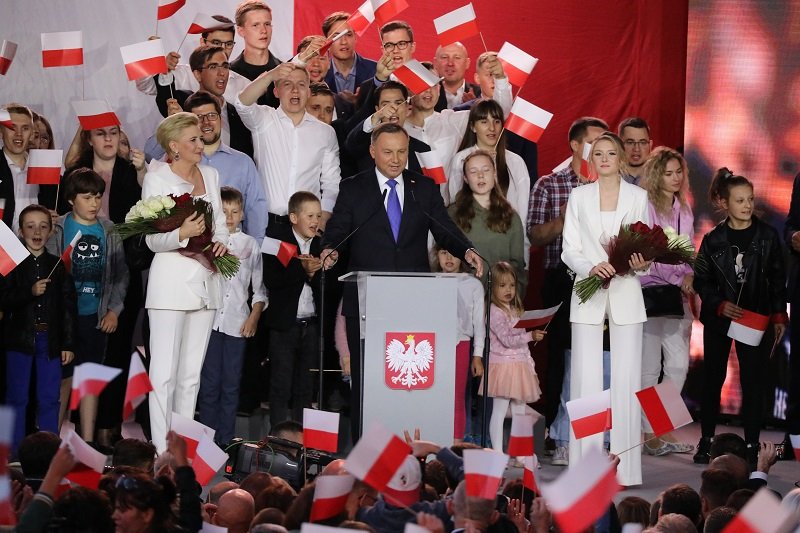 Według sondażu late poll firmy Ipsos, Andrzej Duda powiększa przewagę nad Rafałem Trzaskowskim.