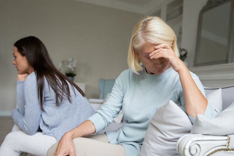 "Zimowy ogród", wydana niedawno na polskim rynku powieść Kristin Hannah, eksploruje motyw matki, która nie potrafi porozumieć się z córkami i okazać im uczuć