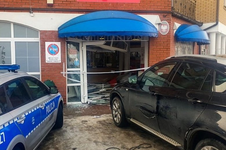 BMW X6 wjechało w budynek poczty w Białymstoku