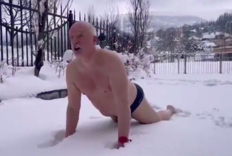 Korwin-Mikke i jego morsowanie. Twitter: Janusz Korwin-Mikke morsował.