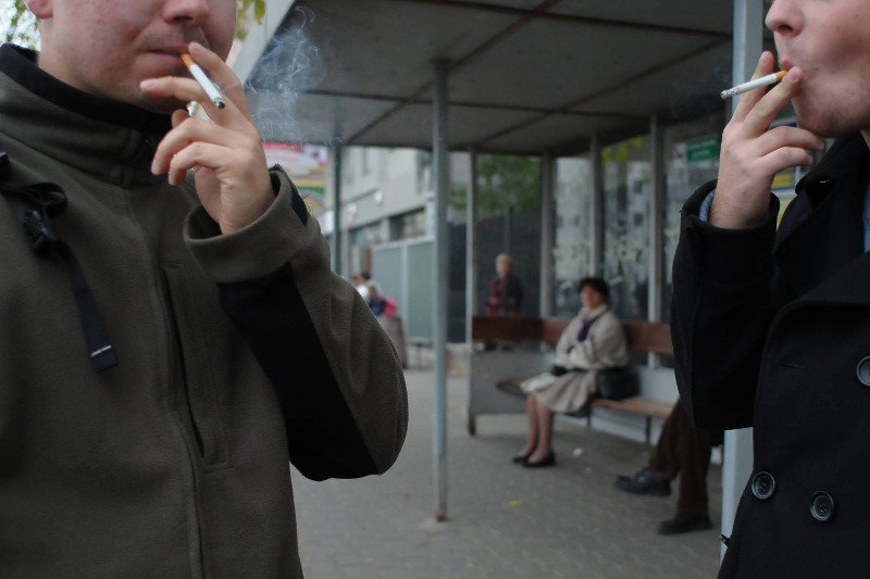 Palacze nie są mile widziani, a niedługo papierosy mogą kosztować jeszcze więcej. Trudno los palacza?